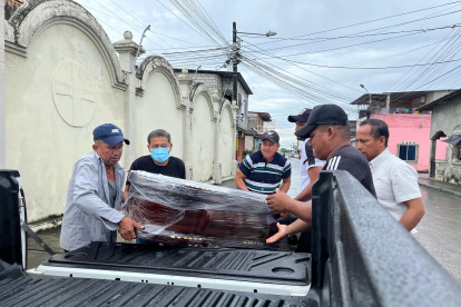 Morgue. Familiares de la víctimas del rayo retiraron sus cuerpos.