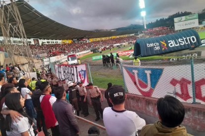 En la General Norte del estadio Alejandro Serrano Aguilar de Cuenca sucedió el hecho.