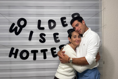 Elsa de Carrera con su hijo, Danilo.