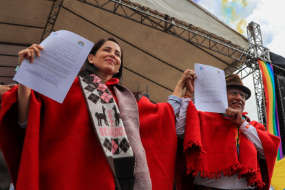 a candidata del correísmo a la Presidencia de Ecuador, Luisa González (i), y el coordinador nacional del movimiento Pachakutik (PK), Guillermo Churuchumbi, sostienen el pacto firmado.