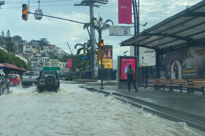 Inundación. Así se encuentra un tramo de la avenida Malecón Simón Bolívar.