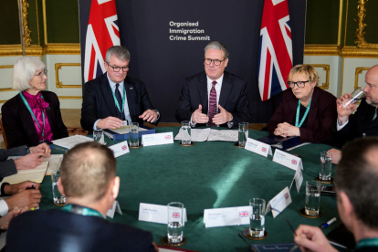 El Primer Ministro del Reino Unido, Keir Starmer, presidiendo una reunión acerca del crimen organizado.