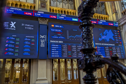 El principal selectivo español, el IBEX 35, ha abierto este lunes con un importante recorte del 0,73 % y por debajo de los 13.300 puntos, arrastrado por Wall Street y Asia.