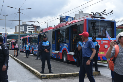 La flota de los nuevos 46 trolebuses circularon por su carril exclusivo en Quito.