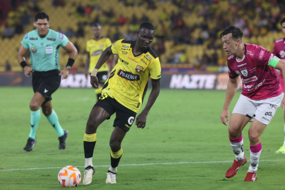 Janner Corozo (i), extremo del Barcelona SC, intenta superar la marca del defensa Richard Schunke, del Independiente del Valle.