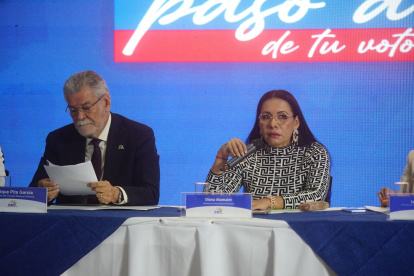 La presidenta del CNE Diana Atamaint presentó el protocolo para la prohibición del uso de celulares.