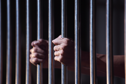 El ministro John Reimberg habla de medidas urgentes para cortar la señal móvil en las cárceles del país.