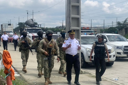 Agentes de la CTE y miembros de las Fuerzas Armadas recorrieron los exteriores de la Penitenciaría del Litoral, la mañana de este lunes 31 de marzo.