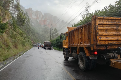 Las lluvias han provocado deslizamientos, como el de Nayón que bloqueó el paso en el sector de la UDLA.
