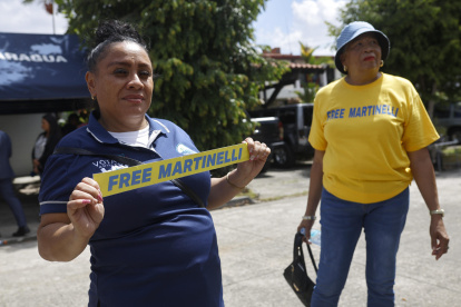Una simpatizante del expresidente Ricardo Martinelli sostiene un cartel frente a la embajada de Nicaragua este lunes, en la Ciudad de Panamá