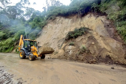 Maquinaria pesada de la Epmmop retiró los escombros de la vía.