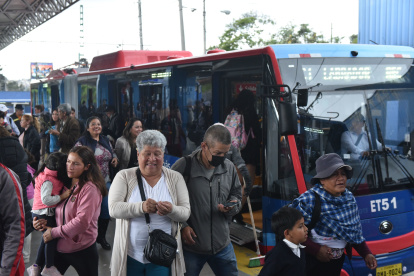 Cientos de quiteños se reunieron en el parque de La Niña a esperar la inauguración de las nuevas unidades que darán el servicio.
