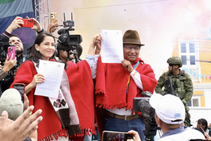 Luisa González y Guillermo Churuchumbi firmaron un acuerdo en Chimborazo.