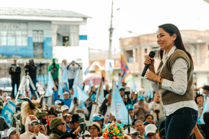 La candidata presidencial por la Revolución Ciudadana, Luisa González, durante un mitin político.