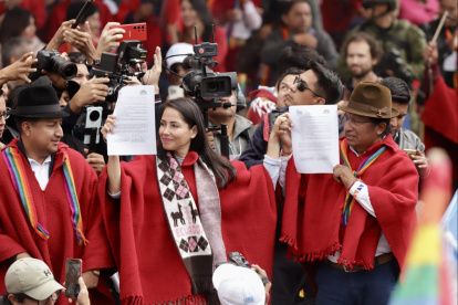 La candidata correísta Luisa González en la firma del acuerdo con Pachakutik.