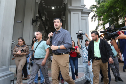 Funcionario. El alcalde junto con el jefe de seguridad (chaqueta)