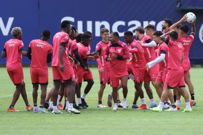 Junior Sornoza (c) durante el entrenamiento de Independiente del Valle.