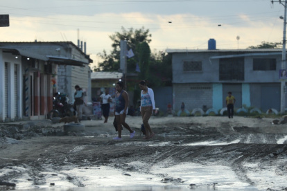 Impacto del invierno. Las viviendas se inundan con cada lluvia moderada por la falta de alcantarillado en el sector.