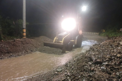 La vía Cuenca - Molleturo presenta constantes deslizamientos de tierra ante las lluvias.