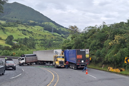 Decenas de cervezas se rompieron por un triple choque en la vía Alóag - Santo Domingo.