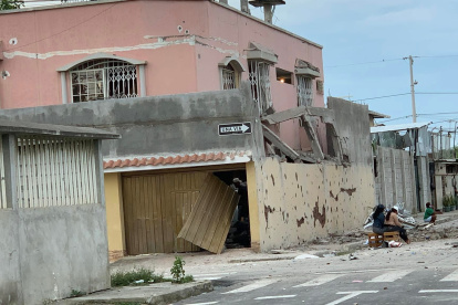 La explosión dejó tres casas destruidas, incluida la de un juez de Machala.