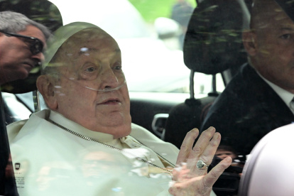 El Papa Francisco saluda al salir en coche del hospital Gemelli tras una hospitalización de cinco semanas por neumonía, en Roma, el 23 de marzo de 2025.