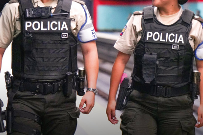 Agentes de la Policía Nacional y AMC abordaron a los jóvenes que consumían alcohol en el Metro de Quito para sancionarlos.