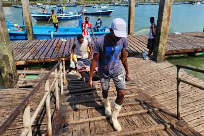 Pescadores de Esmeraldas enfrentan una crisis tras el derrame de crudo, con embarcaciones regresando con cantidades mínimas de pescado y una creciente preocupación por la seguridad en el mar.