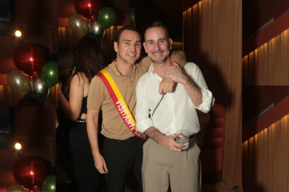 Agustín Silva, el cumpleañero, acompañado de Ricardo Luque.