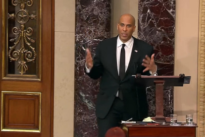 Captura de video de la televisión del Senado de EE.UU. donde aparece el senador demócrata por Nueva Jersey Cory Booker hablando este martes en el Congreso de Estados Unidos en Washington (EE.UU.).