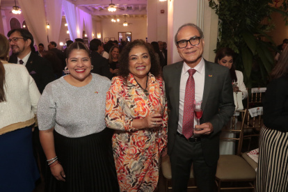 Magaly Caicedo (en el centro) es la primera mujer en ocupar el cargo de presidenta. En la foto, acompañada de María Lissette Albán y Vicente Wong.
