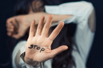 Activistas exigen justicia por las víctimas de feminicidio en Ecuador.