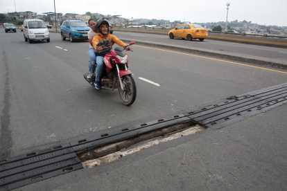Riesgo. En el viaducto Flavio Alfaro, en el norte, las juntas se han salido; otras están dañadas o también las zonas aledañas a estas. Para los conductores, esto es un peligro.