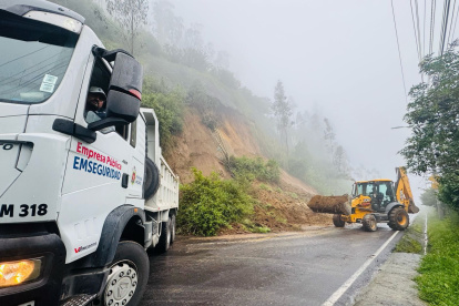 Más de 600 metros cúbicos de escombros bloquearon la vía a Nayón, tras dos derrumbes.
