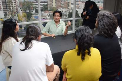 Javier López Narváez es periodista, músico y mago; es activista por la visualización de las personas con autismo.