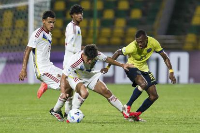 El volante tricolor Justin Lerma fue bien marcado por los venezolanos.