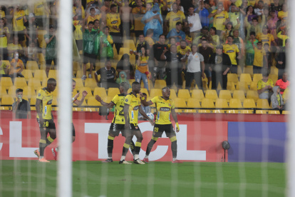 Bryan Carabalí y su festejo tras marcar ante Independiente del Valle.