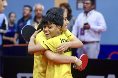 Los locales festejando que alcanzaron 13 medallas en el certamen.