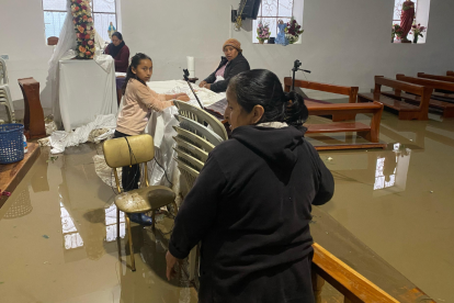 Imagen de las viviendas afectadas en el barrio Las Pitas, donde el aluvión causó inundaciones y daños estructurales.
