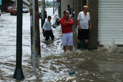 Inundaciones causadas por la torrencial lluvia, afectando varias calles y sectores de la ciudad debido a la tormenta eléctrica.