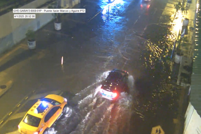 Vehículos avanzan por tramos anegados en Guayaquil.