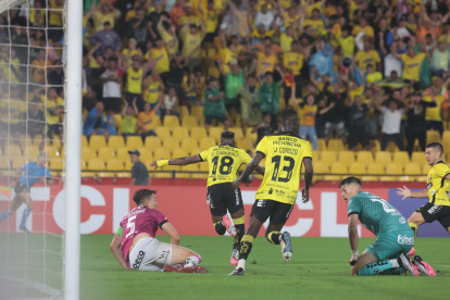 Bryan Carabalí (18) selló el 1-0 en el estadio Monumental.