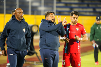 Omar Asad (c) dirigiendo a El Nacional quedó eliminado en la segunda fase previa de la Copa Libertadores y no ha sumado victorias en lo que va de la LigaPro.
