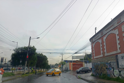 La circulación vehicular se reanudó en la Villaflora, luego de que la Policía recabó los indicios del robo en el que dos sospechosos fueron abatidos.