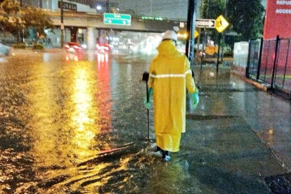 Las intensas lluvias anegaron calles en Guayaquil.
