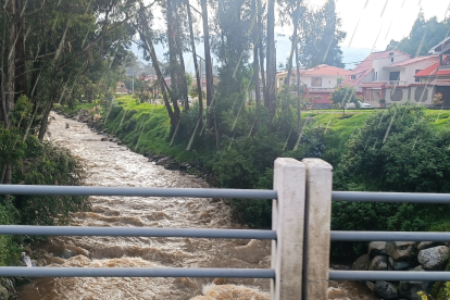 El río Tarqui en Cuenca presenta un caudal elevado tras las fuertes lluvias registradas el 1 de abril de 2025.
