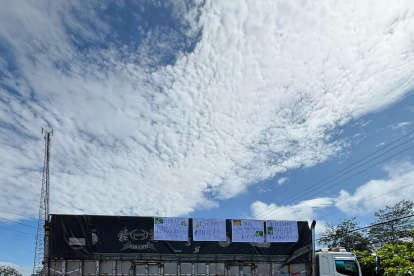 Un grupo de maiceros han cerrado la vía Buena Fe - Santo Domingo.