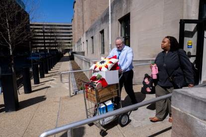 Trabajadores del Departamento de Salud de Estados Unidos retiran sus pertenencias tras los despidos masivos emprendidos por la administración estadounidense.