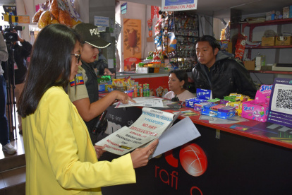 En la av. Gran Colombia se identificó locales comerciales que ofertan el servicio con letreros que dicen "turno cédulas hoy".