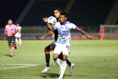 Jackson Rodríguez destaca como lateral izquierdo en Emelec.